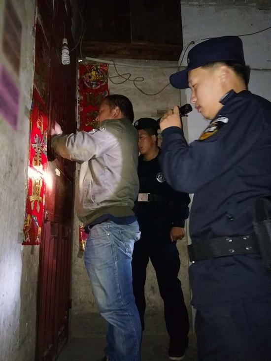 自贡粗心妈妈误将幼女锁家中 